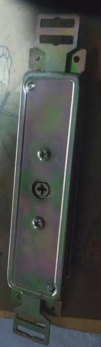 卷簾門門鎖的內(nèi)部構(gòu)造（三把十字鑰匙，機械式，九）