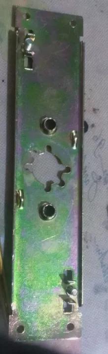 卷簾門門鎖的內(nèi)部構(gòu)造（三把十字鑰匙，機械式，九）